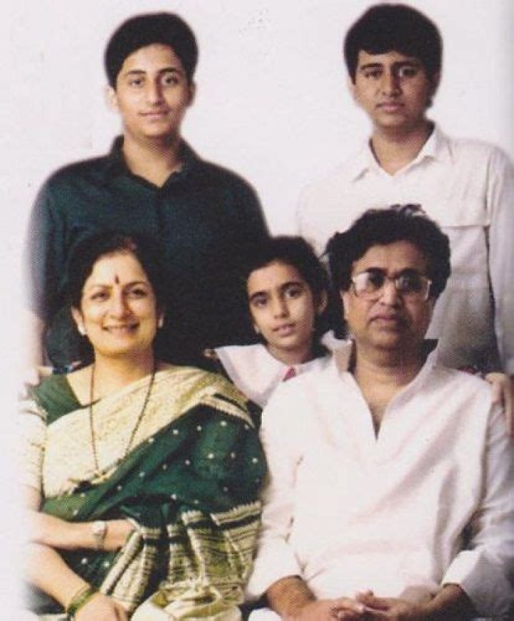 
Hridaynath Mangeshkar Wife Bharati Malvankar Mangeshkar Age Today – See The Family Photos 